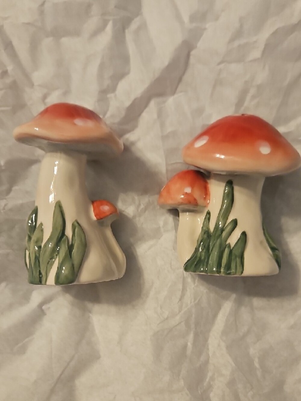Ceramic Red & White Mushroom Salt and Pepper Shakers - Picture 8 of 8